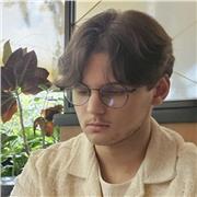 Étudiant en 3ᵉ année de licence en économie-gestion, major de promotion, je suis prêt à aider des élèves en économie